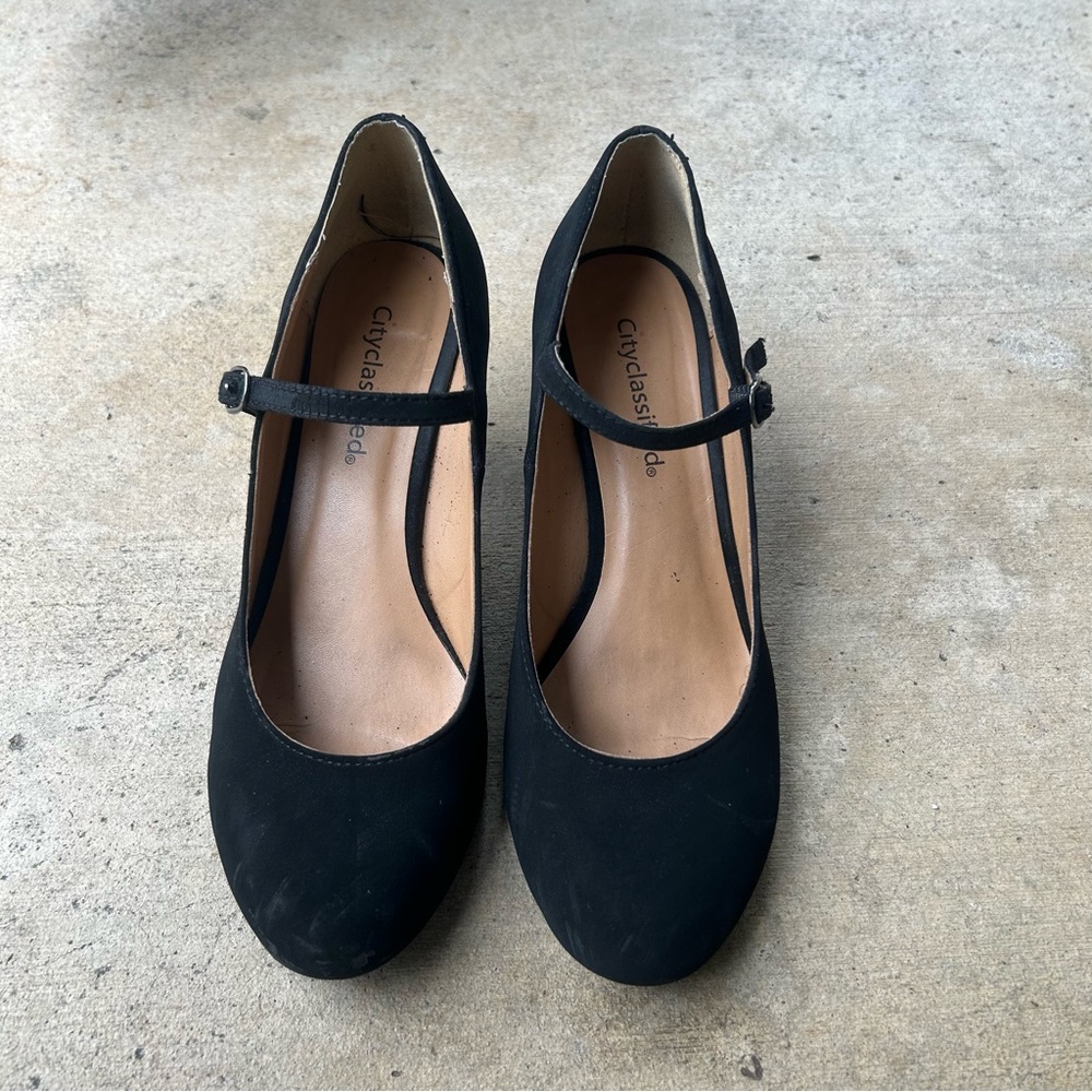 Black pumps